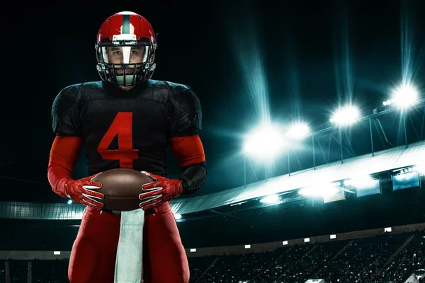 Jogador de futebol americano, atleta desportista de capacete vermelho no fundo do estádio. Esporte e motivação papel de parede. — Fotografia de Stock