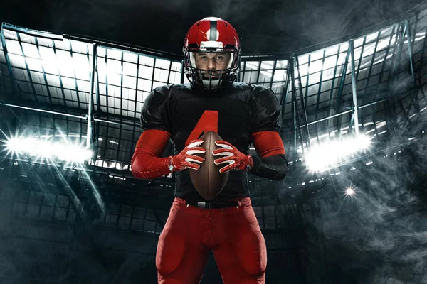American football speler, atleet sportman in rode helm op stadion achtergrond. Sport en motivatie behang. — Stockfoto