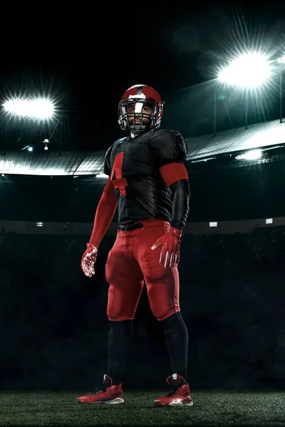 Jogador de futebol americano, atleta desportista de capacete vermelho no fundo do estádio. Esporte e motivação papel de parede. — Fotografia de Stock