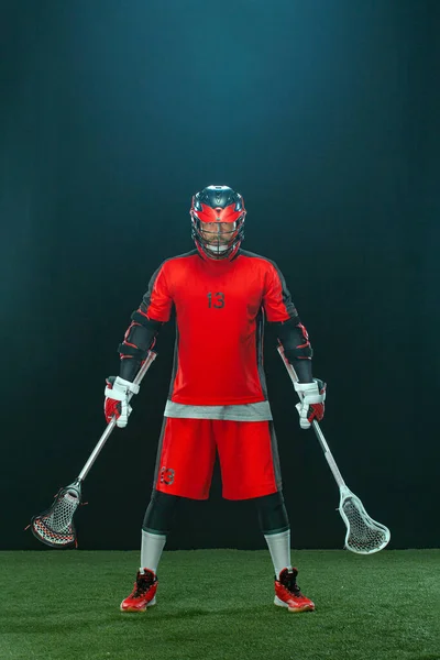 Jugador de Lacrosse, deportista atleta en casco rojo sobre fondo oscuro. Fondo de pantalla deporte y motivación. —  Fotos de Stock