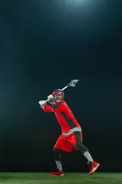 Jugador de Lacrosse, deportista atleta en casco rojo sobre fondo oscuro. Fondo de pantalla deporte y motivación. — Foto de Stock