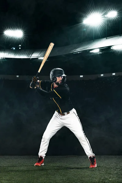 Giocatore di baseball porfessionale con mazza sulla grande arena. Giocatore di baseball sullo stadio. — Foto Stock