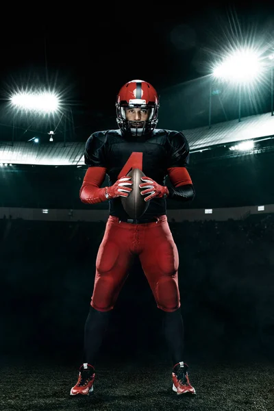 Αμερικανός ποδοσφαιριστής, αθλητής με κόκκινο κράνος σε φόντο σταδίου. Αθλητισμός και κίνητρο ταπετσαρία. — Φωτογραφία Αρχείου