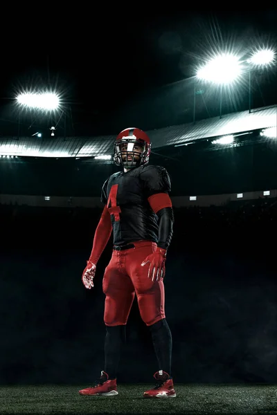 美国足球运动员，体育场背景上戴红色头盔的运动员。体育和动机墙纸. — 图库照片
