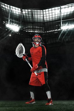 Lakros oyuncusu, büyük arenada kırmızı kasklı sporcu. Spor ve motivasyon duvar kağıdı.