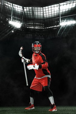 Lakros oyuncusu, büyük arenada kırmızı kasklı sporcu. Spor ve motivasyon duvar kağıdı.