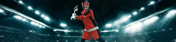 Jugador de Lacrosse, deportista atleta en casco rojo en el fondo del estadio con luces. Fondo de pantalla de deporte y motivación. Banner ancho. — Foto de Stock