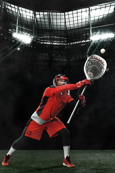 Jogador de lacrosse, atleta desportista de capacete vermelho no fundo da grande arena. Esporte e motivação papel de parede. — Fotografia de Stock