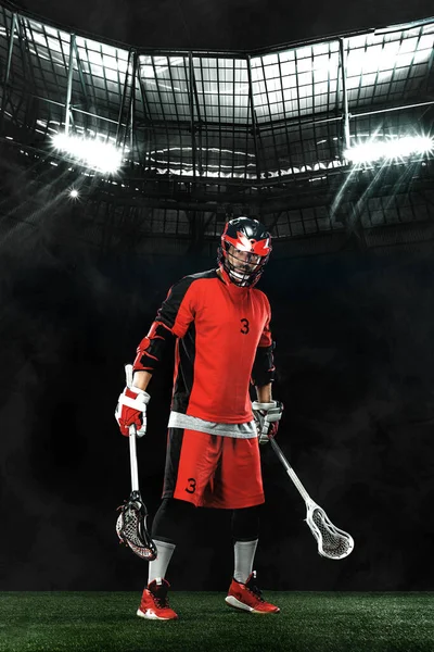 Jogador de lacrosse, atleta desportista de capacete vermelho no fundo da grande arena. Esporte e motivação papel de parede. — Fotografia de Stock