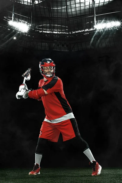 Jogador de lacrosse, atleta desportista de capacete vermelho no fundo da grande arena. Esporte e motivação papel de parede. — Fotografia de Stock