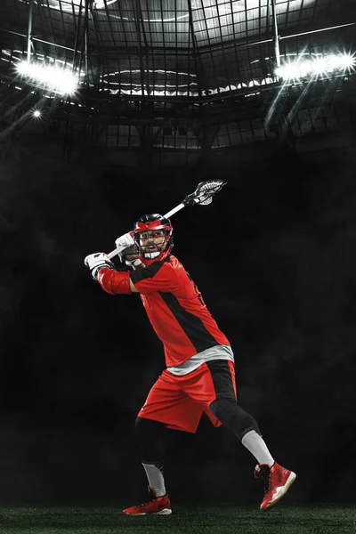 Jugador de Lacrosse, deportista atleta con casco rojo sobre fondo de gran arena. Fondo de pantalla deporte y motivación. — Foto de Stock