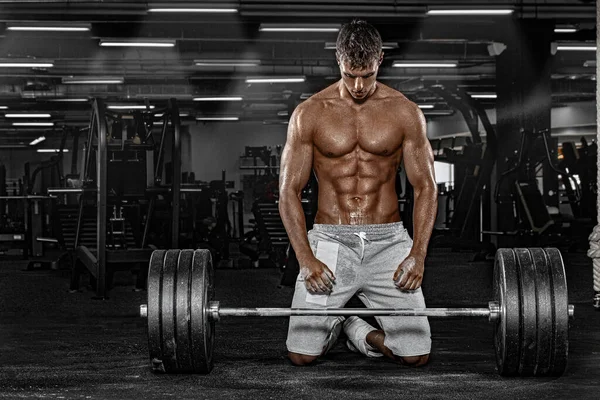 Muscular man athlete in fitness gym have havy workout. Fitness sports trainer on trainging with barbell. — Stock Photo, Image