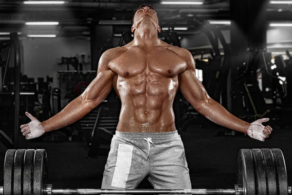 Musculaire man atleet in fitnessruimte hebben havy workout. Fitness sporttrainer op trainingen met lange halter. — Stockfoto