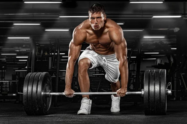 Atleta homem muscular no ginásio de fitness têm havy treino. Treinador de esportes de fitness em trainging com barra. — Fotografia de Stock