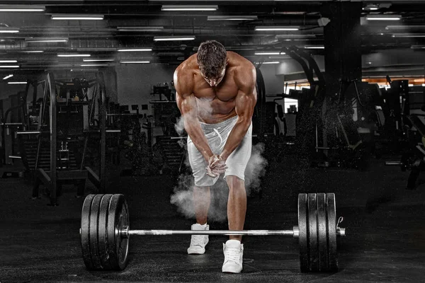 Atleta homem muscular no ginásio de fitness têm havy treino. Treinador de esportes de fitness em trainging com barra. — Fotografia de Stock