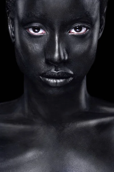 Vidám, fiatal afrikai nő művészi divat sminkkel. Egy csodálatos nő, fekete testtel. — Stock Fotó