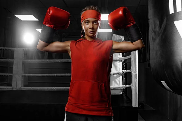 Boxen. Kindersportkonzept. Mädchen Sportler Muay Thai Boxer kämpft in Handschuhen in der Turnhalle. — Stockfoto