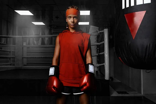Бокс. Детская спортивная концепция. Девушка-спортсмен Муай тай боксер, сражающаяся в перчатках в спортзале. — стоковое фото