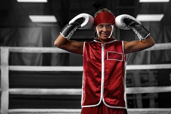 Boxe. Conceito de desporto infantil. Menina desportista muay thai boxer lutando em luvas no ginásio. — Fotografia de Stock