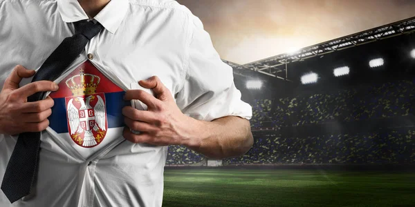 Sérvia futebol ou torcedor de futebol mostrando bandeira — Fotografia de Stock