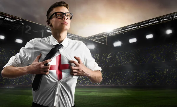 Inglaterra futebol ou torcedor de futebol mostrando bandeira — Fotografia de Stock