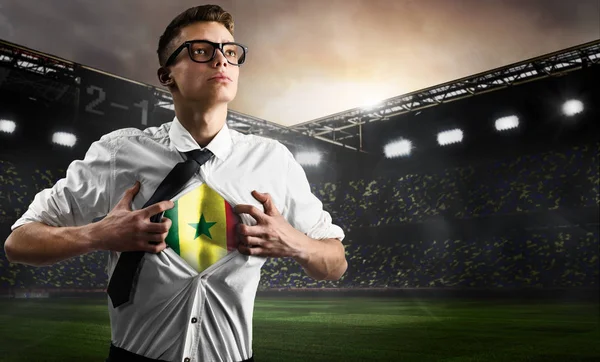 Senegal futebol ou torcedor de futebol mostrando bandeira — Fotografia de Stock