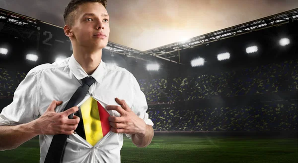 Bélgica futebol ou futebol torcedor mostrando bandeira — Fotografia de Stock