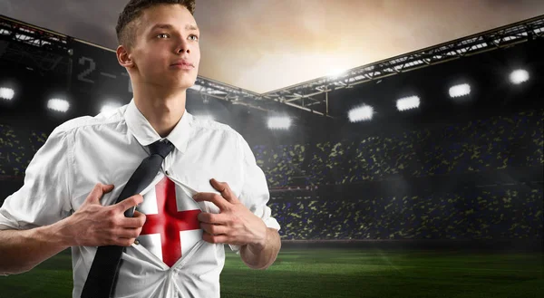 Inglaterra futebol ou torcedor de futebol mostrando bandeira — Fotografia de Stock