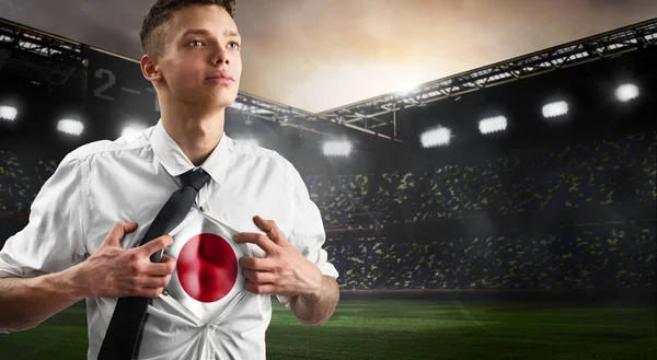 Japão futebol ou torcedor de futebol mostrando bandeira — Fotografia de Stock