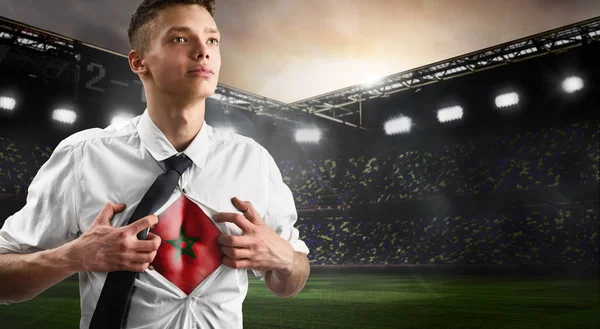 Futebol marroquino ou torcedor de futebol mostrando bandeira — Fotografia de Stock