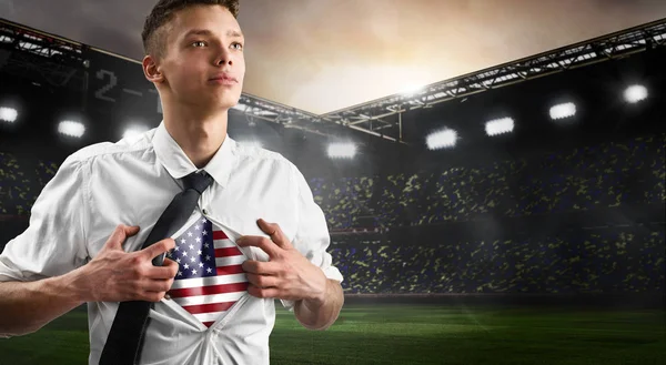 Футбольный болельщик США с флагом — стоковое фото