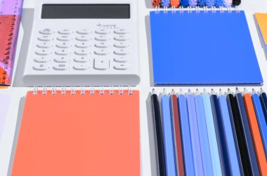 Okul aksesuarları üstten görünüm