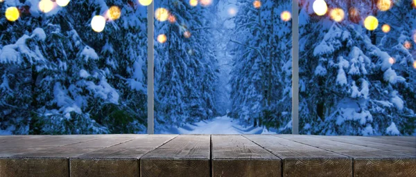 Forêt hivernale nocturne par la fenêtre — Photo