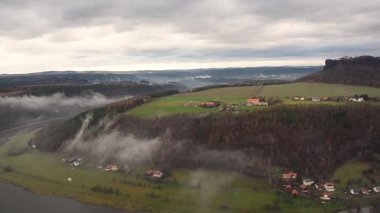 Elbe Nehri sisli görünümünden Konigstein Kalesi