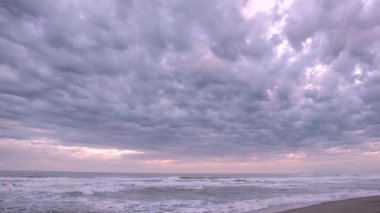 Bulutlu İtalyan Deniz manzarası