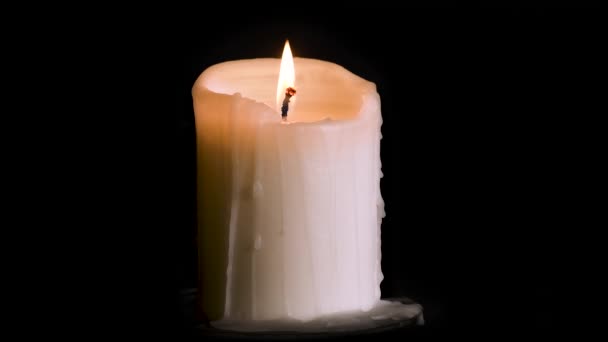 Горящая свеча на черном — стоковое видео