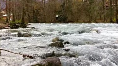 Dağ Nehri'nin sonbahar görünümü