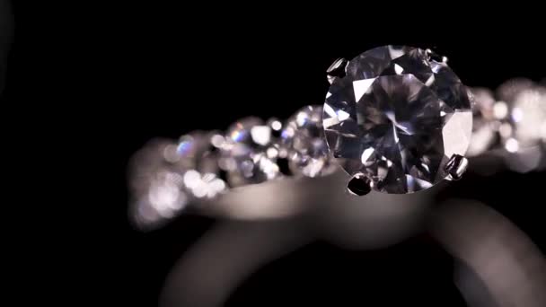 Anel de diamante no fundo preto — Vídeo de Stock