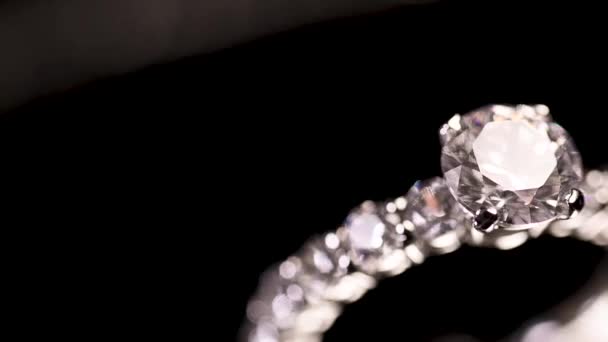 Diamantring auf schwarzem Hintergrund — Stockvideo