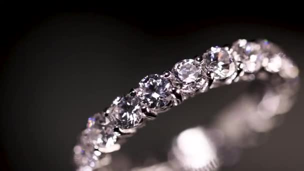 Diamantový prsten na černém pozadí — Stock video
