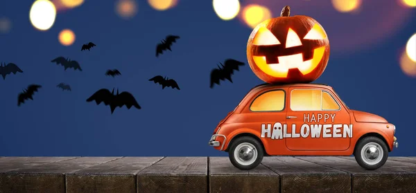 Halloween pompoen op auto — Stockfoto