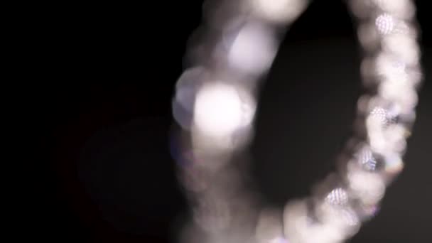 Бриллиантовое кольцо на черном фоне — стоковое видео