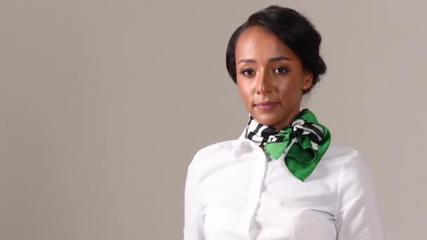 Auxiliar Vuelo Mostrando Smartphone Con Pantalla Verde Mujer Hermosa Negra — Vídeo de stock