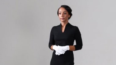 Gri arka plan üzerinde siyah hostes