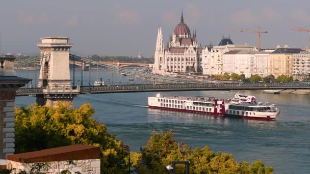 Budapeşte Parlamentosu ve Tuna Nehri — Stok video