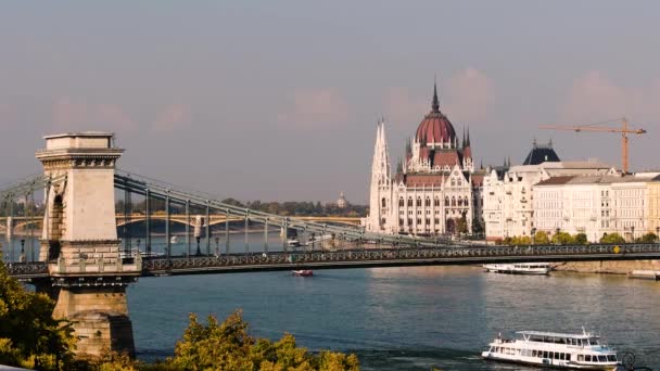 Boedapest Parlement en Donau rivier — Stockvideo