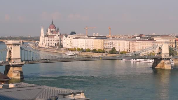Boedapest Parlement en Donau rivier — Stockvideo