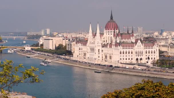 Boedapest Parlement en Donau rivier — Stockvideo