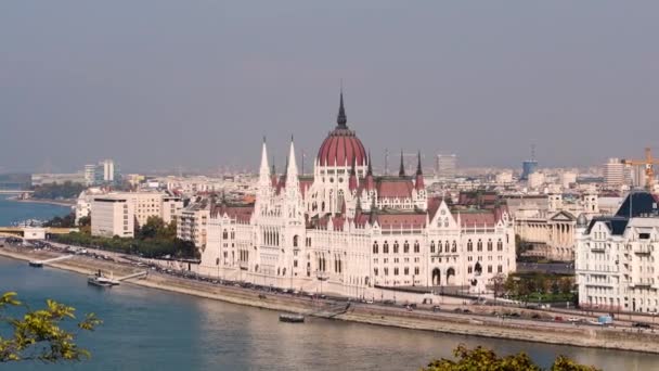 Parlamento de Budapeste e rio Danúbio — Vídeo de Stock