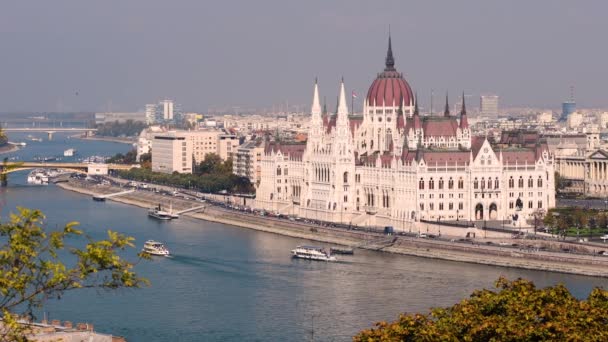 Budapeşte Parlamentosu ve Tuna Nehri — Stok video